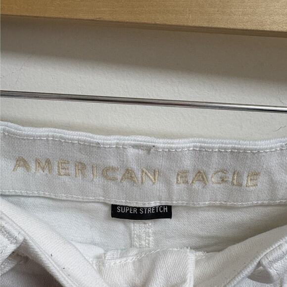 American Eagle Super Stretch White Distressed Denim Shorts Women’s 2 High Rise - Picture 3 of 5